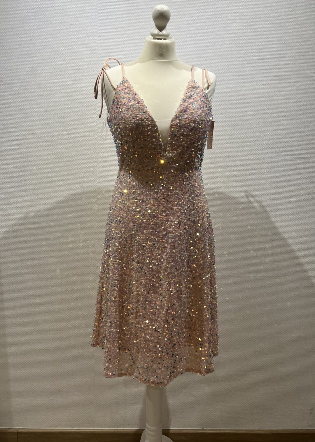Robe courte à sequins