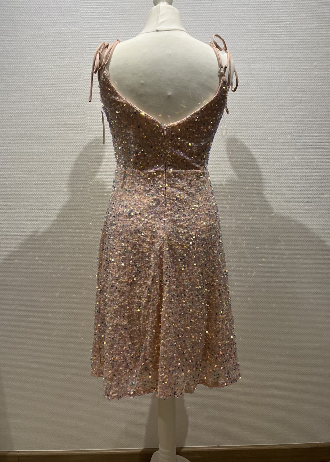 Robe courte à sequins